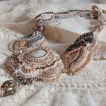 Collana Angelique Marquise des Anges Haute-Couture ricamata con pietre e cristalli Swarovski